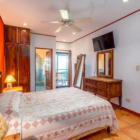 Warm Interiors And Orange Hues On Ground Floor In Front Of Beach Playa Flamingo Bagian luar foto