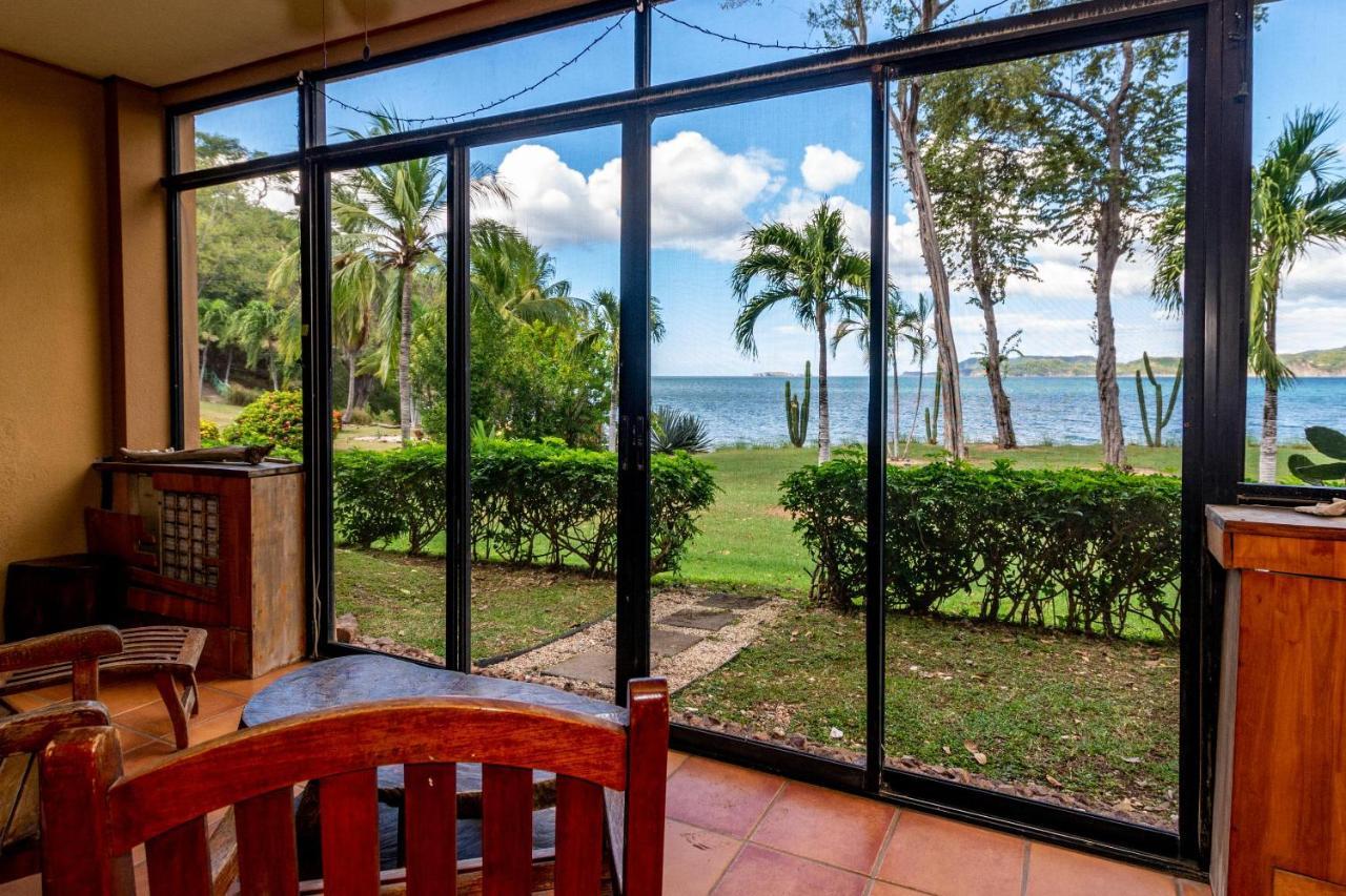 Warm Interiors And Orange Hues On Ground Floor In Front Of Beach Playa Flamingo Bagian luar foto