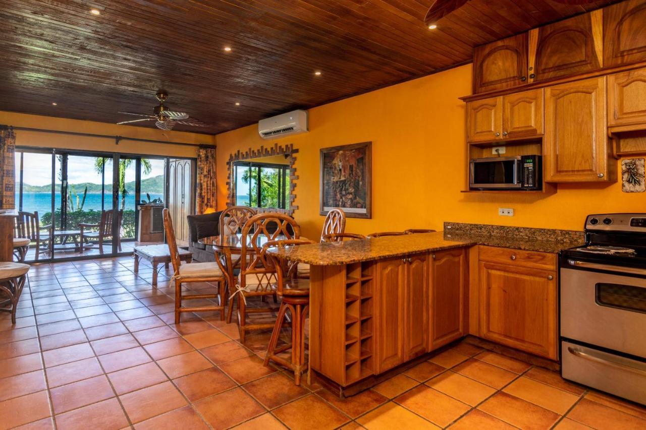 Warm Interiors And Orange Hues On Ground Floor In Front Of Beach Playa Flamingo Bagian luar foto
