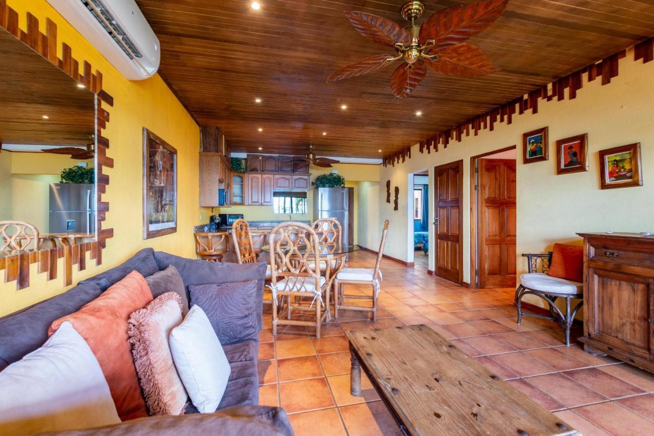 Warm Interiors And Orange Hues On Ground Floor In Front Of Beach Playa Flamingo Bagian luar foto