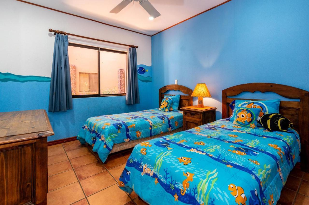 Warm Interiors And Orange Hues On Ground Floor In Front Of Beach Playa Flamingo Bagian luar foto