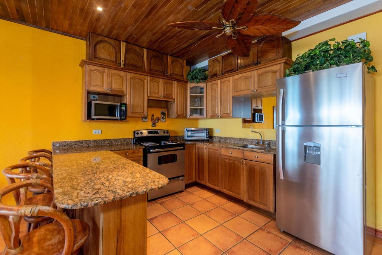 Warm Interiors And Orange Hues On Ground Floor In Front Of Beach Playa Flamingo Bagian luar foto