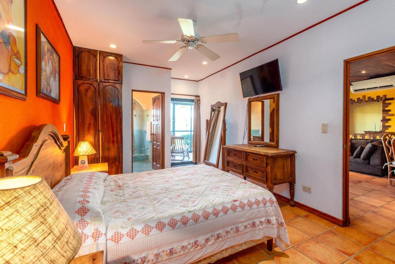Warm Interiors And Orange Hues On Ground Floor In Front Of Beach Playa Flamingo Bagian luar foto