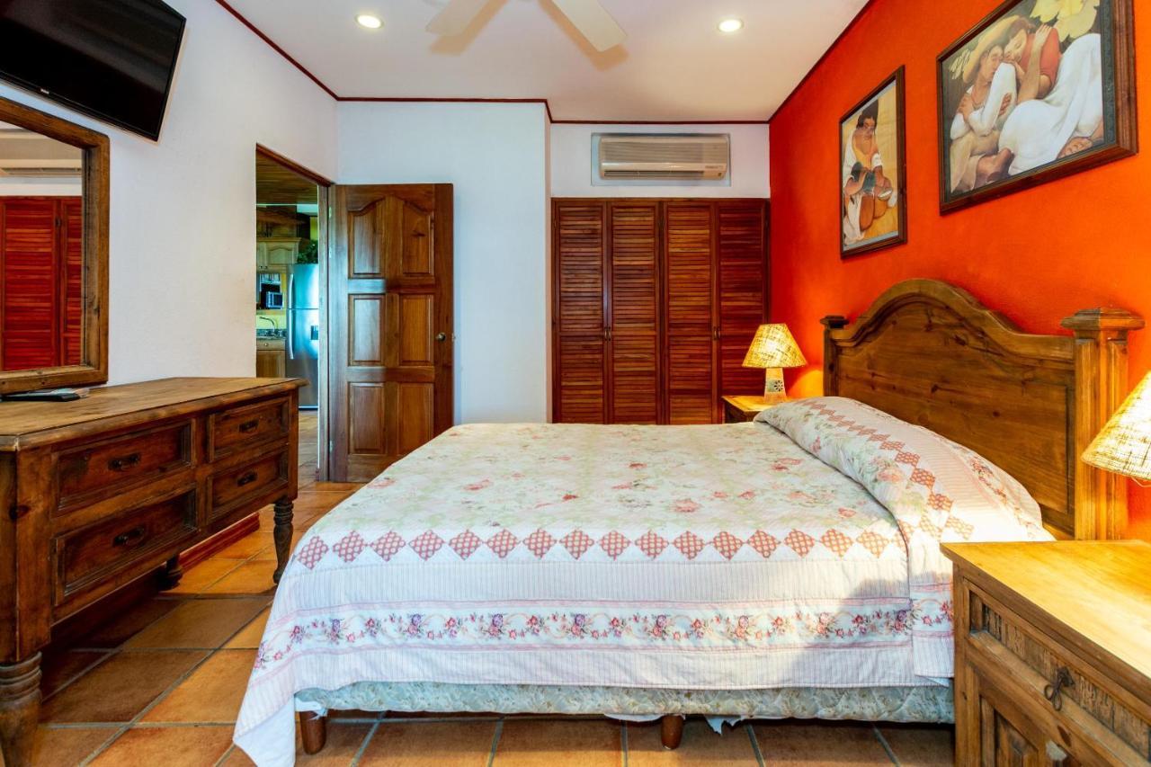 Warm Interiors And Orange Hues On Ground Floor In Front Of Beach Playa Flamingo Bagian luar foto