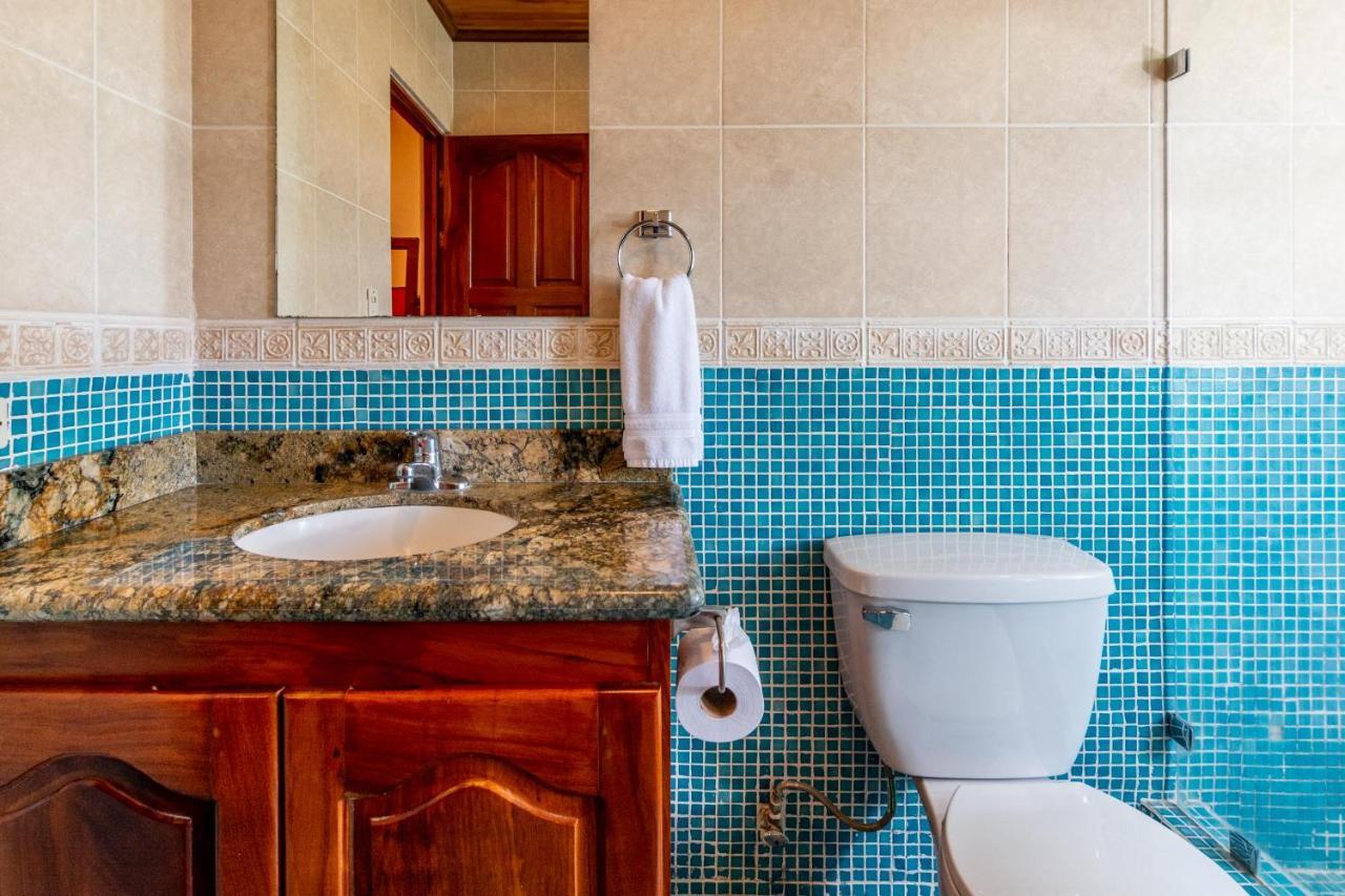 Warm Interiors And Orange Hues On Ground Floor In Front Of Beach Playa Flamingo Bagian luar foto