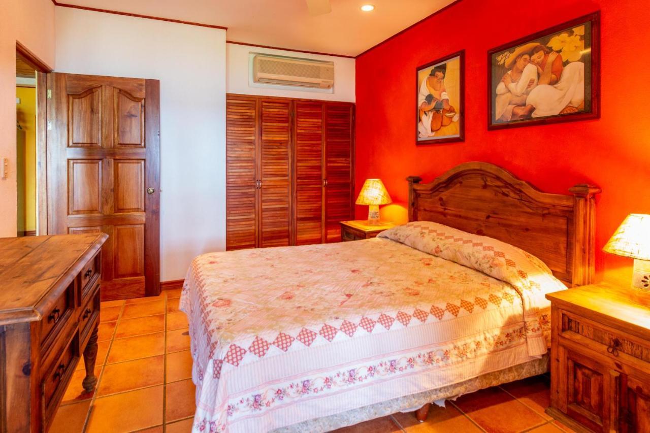 Warm Interiors And Orange Hues On Ground Floor In Front Of Beach Playa Flamingo Bagian luar foto