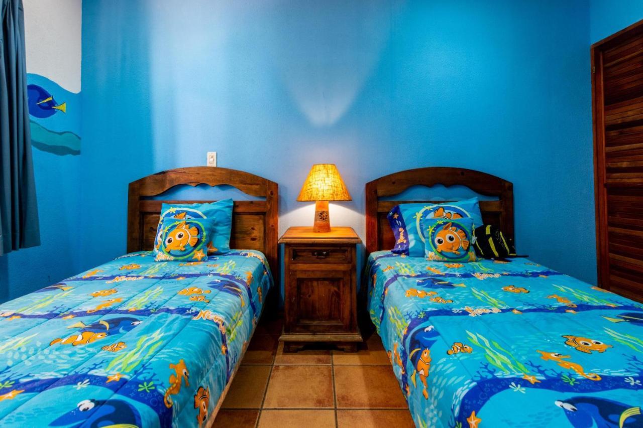 Warm Interiors And Orange Hues On Ground Floor In Front Of Beach Playa Flamingo Ruang foto